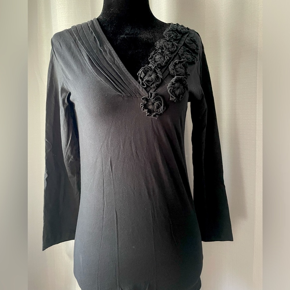 Mod-O-Doc black v-neck cotton tee embellished with rosettes size small